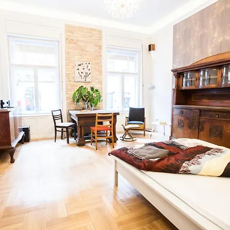 N40 By Small Apartment
